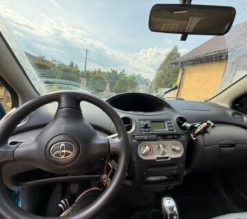 Syndyk sprzeda udział 1/2 w samochodzie Toyota Yaris, rok prod. 2003 — miniatura 5